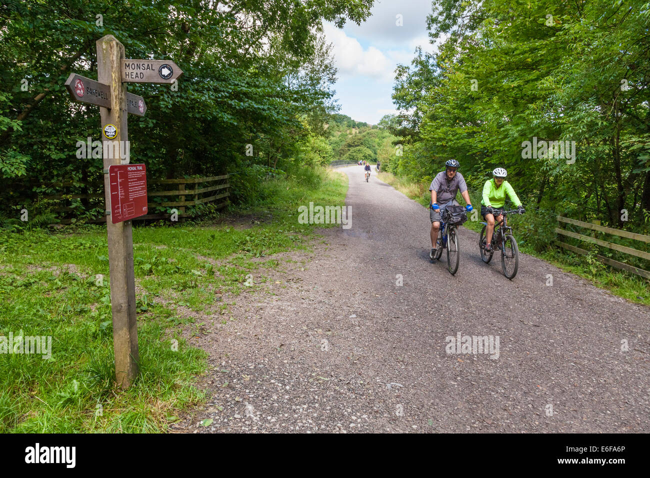 Escursioni in bicicletta nelle campagne. I ciclisti sulla Monsal Trail nel Derbyshire, Parco Nazionale di Peak District, England, Regno Unito Foto Stock