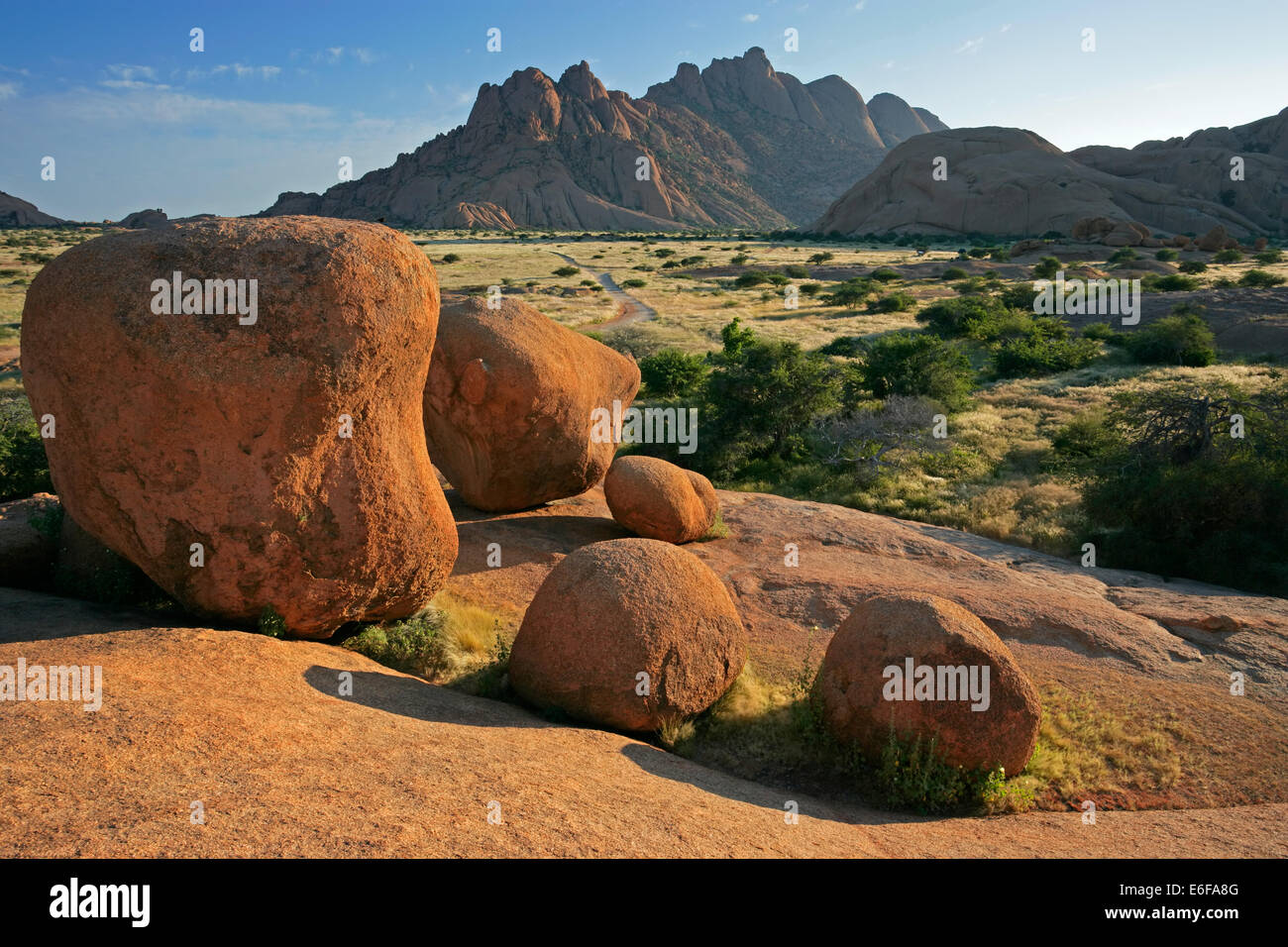 Paesaggio con massicce rocce di granito, Spitzkoppe, Namibia Foto Stock
