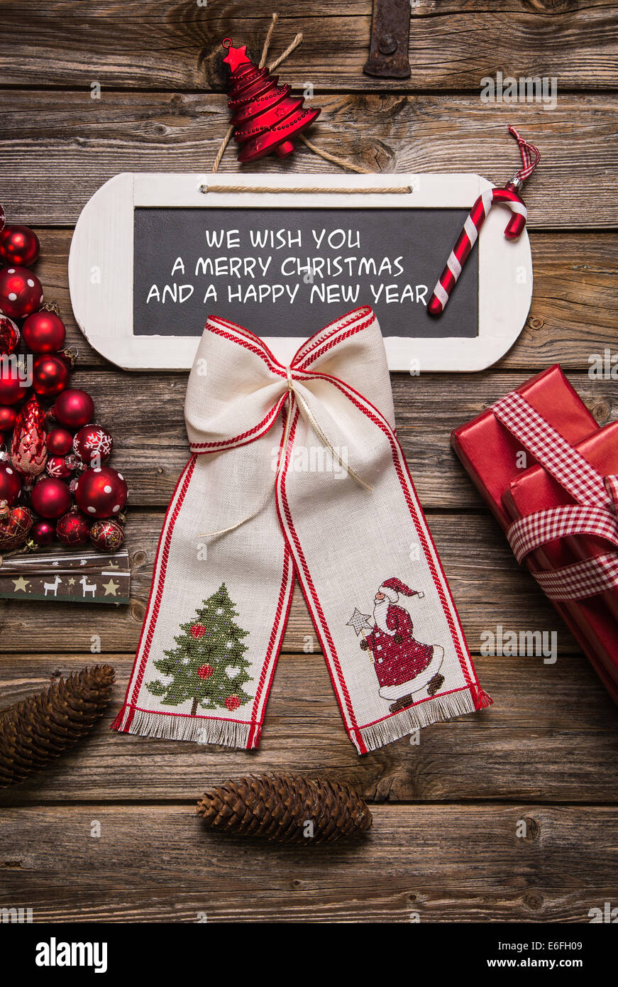 Buon Natale Country.Xmas Card Vi Auguriamo Un Buon Natale E Un Felice Anno Nuovo Rosso E Bianco Con Decorazioni Di Legno In Stile Country Foto Stock Alamy