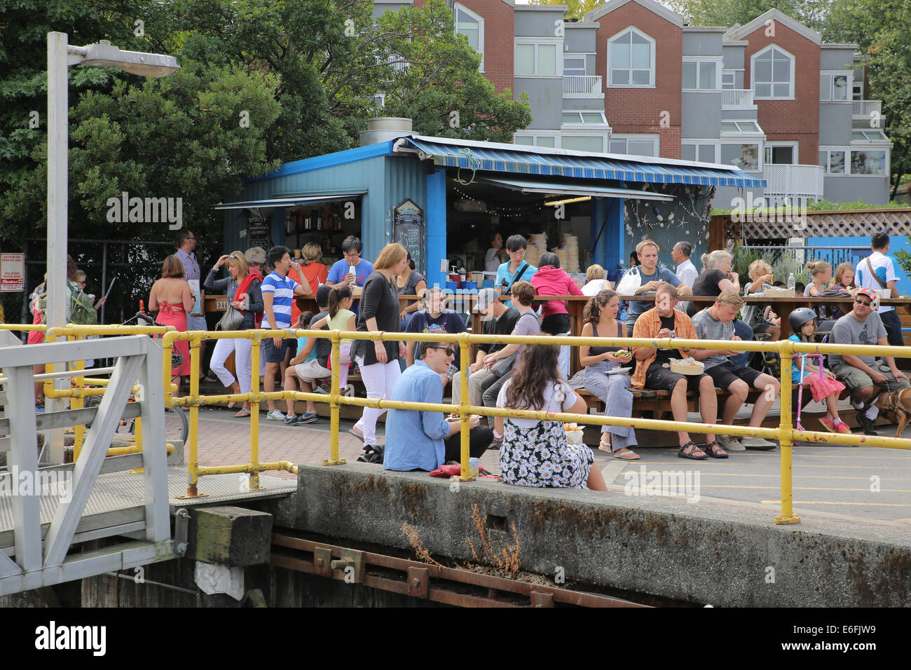 Le persone schierate andare ristorante di pesce di Vancouver Foto Stock