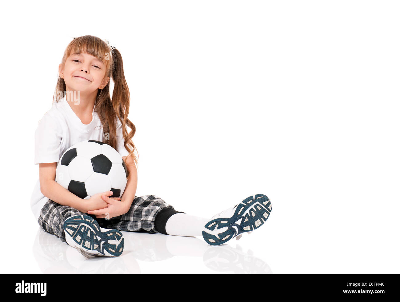 Bambina con pallone da calcio Foto Stock