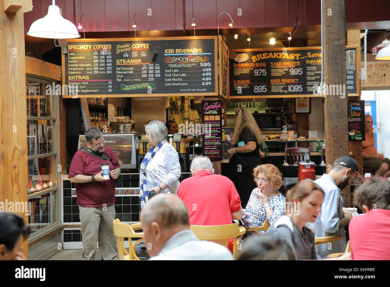 Le persone all'interno di Granville Island market coffee shop Vancouver BC Canada Foto Stock