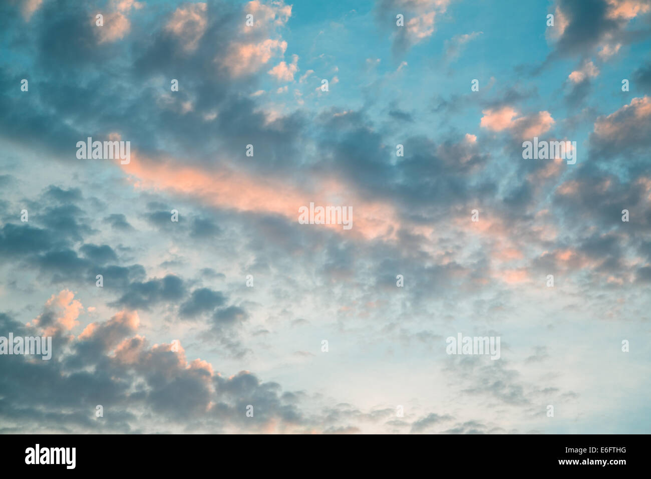 Sfondo horror: cielo blu con nuvole di pioggia quando il sole va giù. Foto Stock