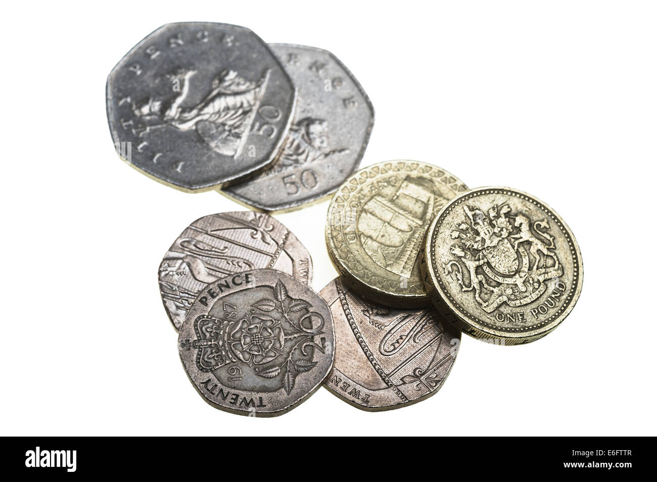 Piccolo gruppo di sterline inglesi monete. Tagliare su bianco. Foto Stock