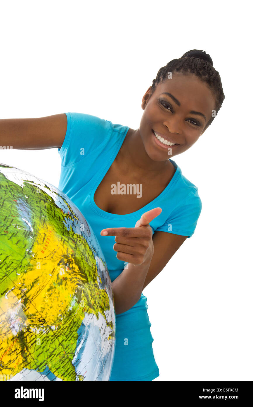 Colore isolato giovane donna tenendo un globo nelle sue mani indossando una maglietta turchese. Foto Stock