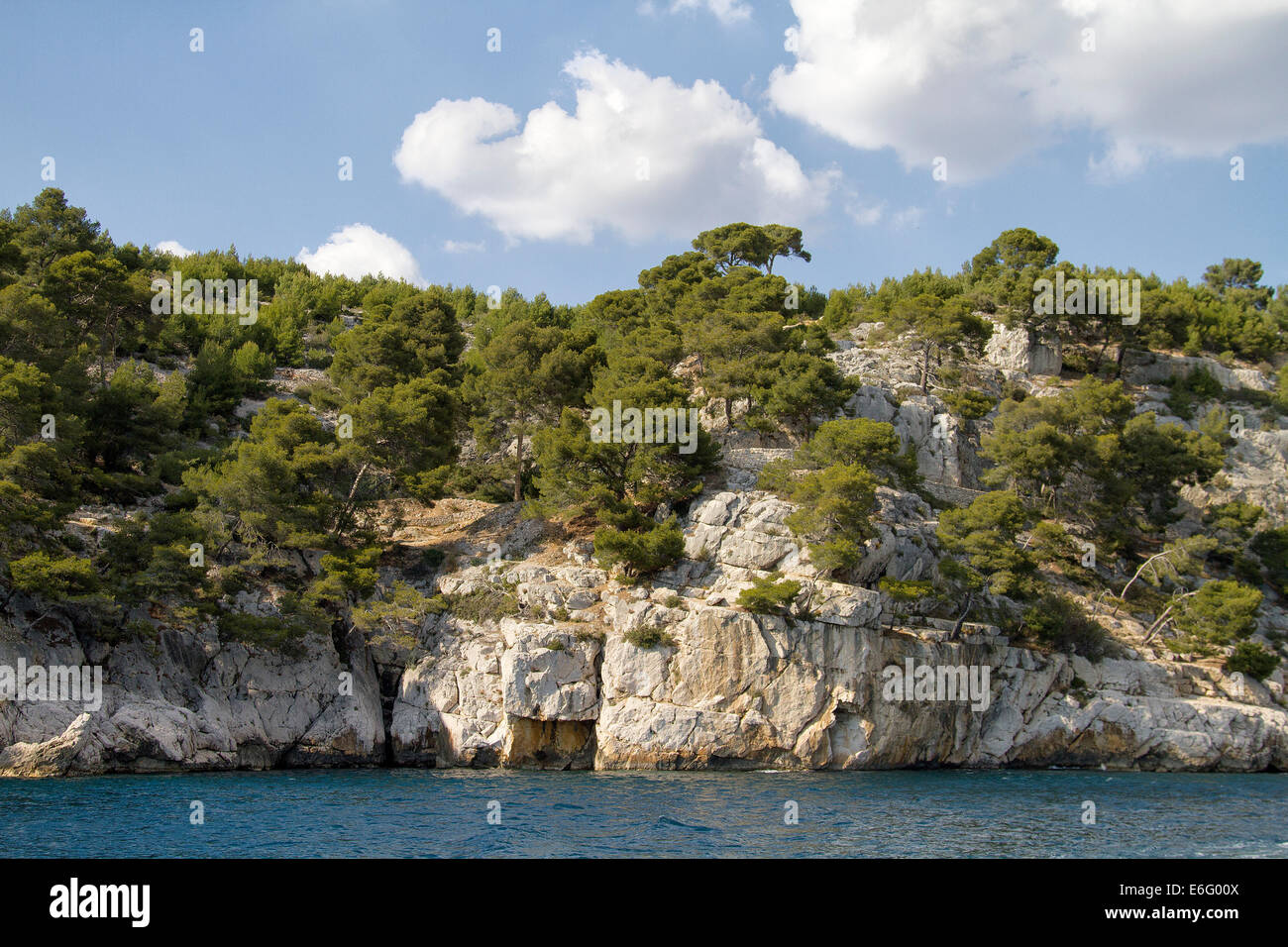 Le alte scogliere calcaree fuori luogo del bel blu mare Mediterraneo a calanchi Parco Nazionale, Cassis, Francia. Foto Stock