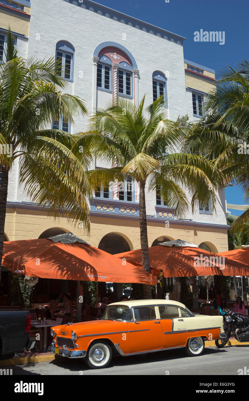 VINTAGE ANNI CINQUANTA CADILLAC (©GENERAL MOTORS CORP 1956) OCEAN DRIVE SOUTH BEACH MIAMI BEACH FLORIDA USA Foto Stock