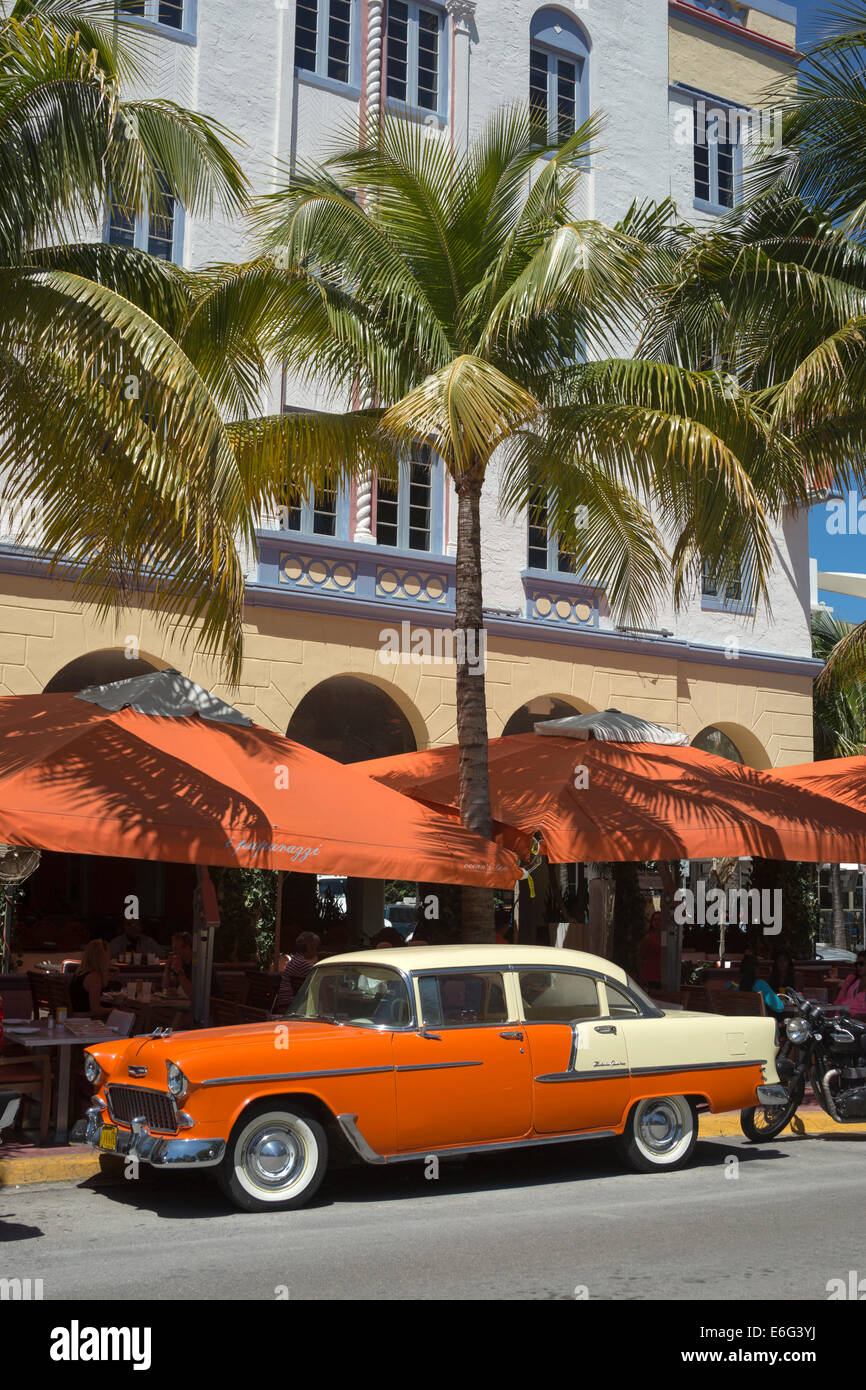 VINTAGE ANNI CINQUANTA CADILLAC (©GENERAL MOTORS CORP 1956) OCEAN DRIVE SOUTH BEACH MIAMI BEACH FLORIDA USA Foto Stock