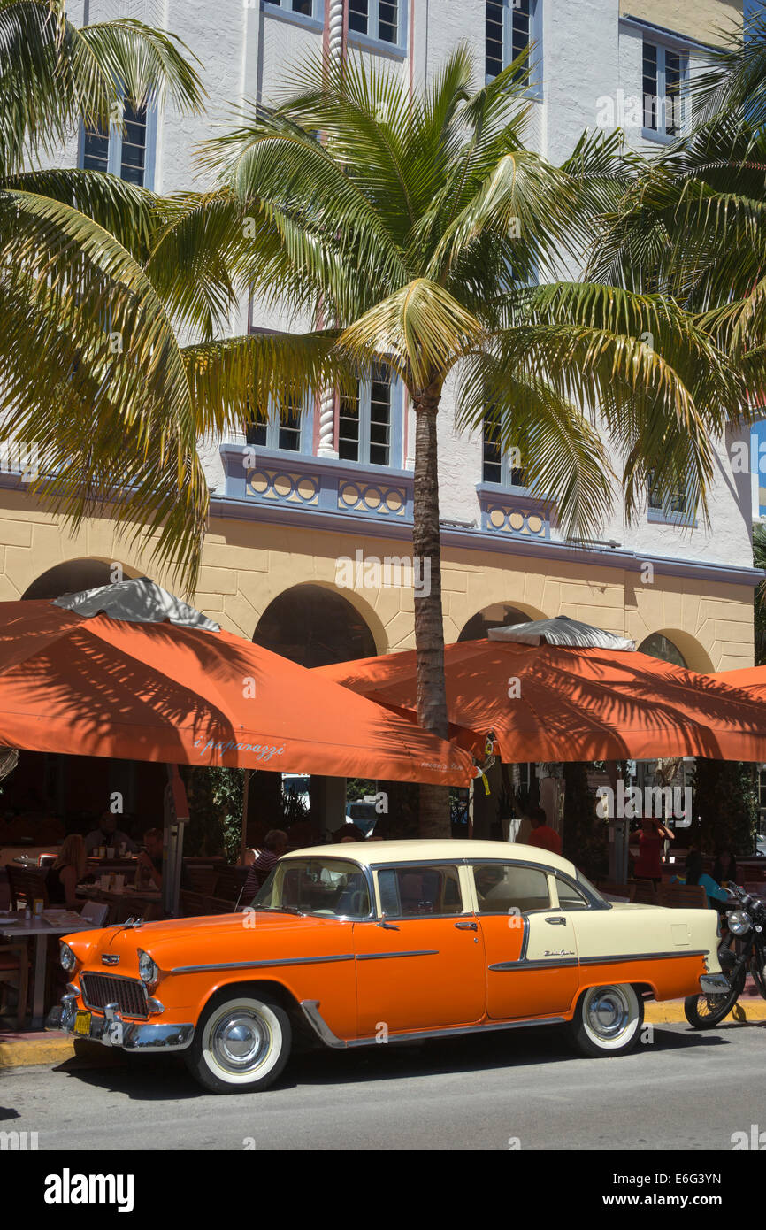VINTAGE ANNI CINQUANTA CADILLAC (©GENERAL MOTORS CORP 1956) OCEAN DRIVE SOUTH BEACH MIAMI BEACH FLORIDA USA Foto Stock