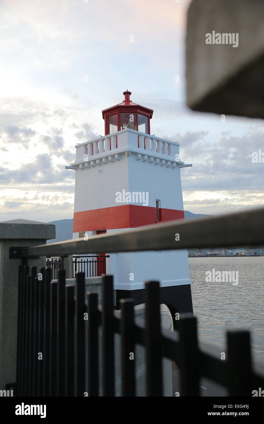 Il rosso e bianco Brockton Point lighthouse si affaccia sul porto di carbone in Vancouver, BC, Canada Foto Stock