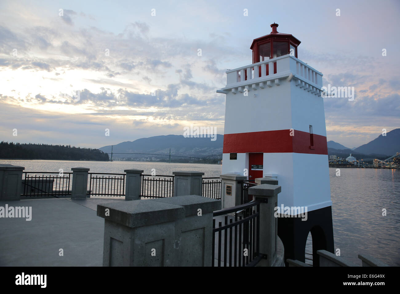 Il rosso e bianco Brockton Point lighthouse si affaccia sul porto di carbone in Vancouver, BC, Canada Foto Stock