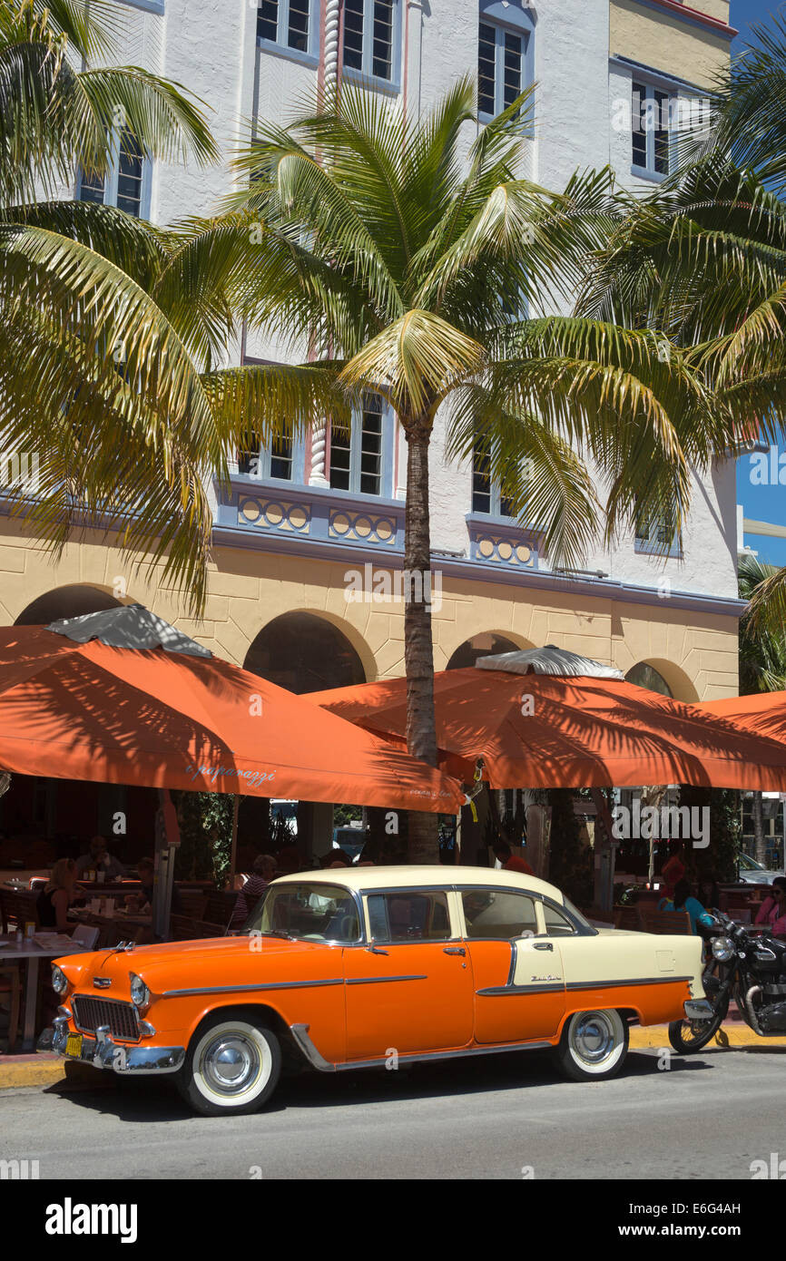 VINTAGE ANNI CINQUANTA CADILLAC (©GENERAL MOTORS CORP 1956) OCEAN DRIVE SOUTH BEACH MIAMI BEACH FLORIDA USA Foto Stock
