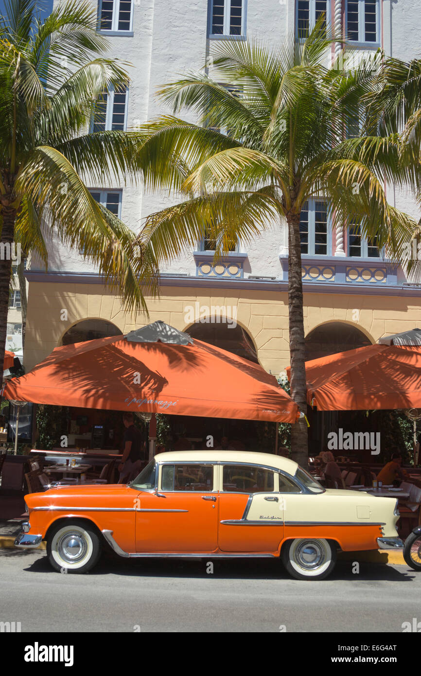 VINTAGE ANNI CINQUANTA CADILLAC (©GENERAL MOTORS CORP 1956) OCEAN DRIVE SOUTH BEACH MIAMI BEACH FLORIDA USA Foto Stock