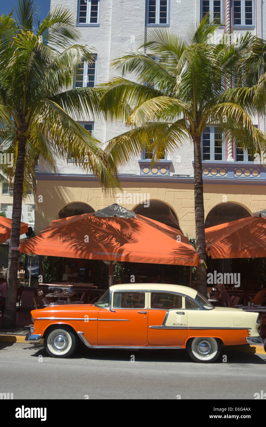 VINTAGE ANNI CINQUANTA CADILLAC (©GENERAL MOTORS CORP 1956) OCEAN DRIVE SOUTH BEACH MIAMI BEACH FLORIDA USA Foto Stock