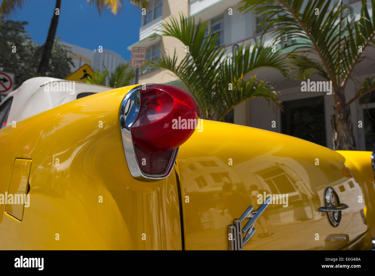 VINTAGE OLDSMOBILE SUPER 88 CONVERTIBILE (©GENERAL MOTORS CORP 1957) AVALON HOTEL (©ALBERT ANIS 1941) OCEAN DRIVE SOUTH BEACH MIAMI BEACH FLORIDA USA Foto Stock