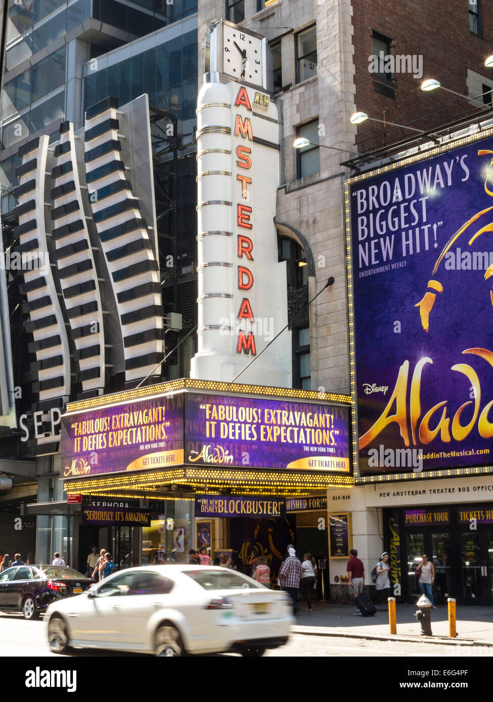 Traffico, Aladdin Theatre Marquee, New Amsterdam Theater, Times Square, 42nd Street, NYC Foto Stock