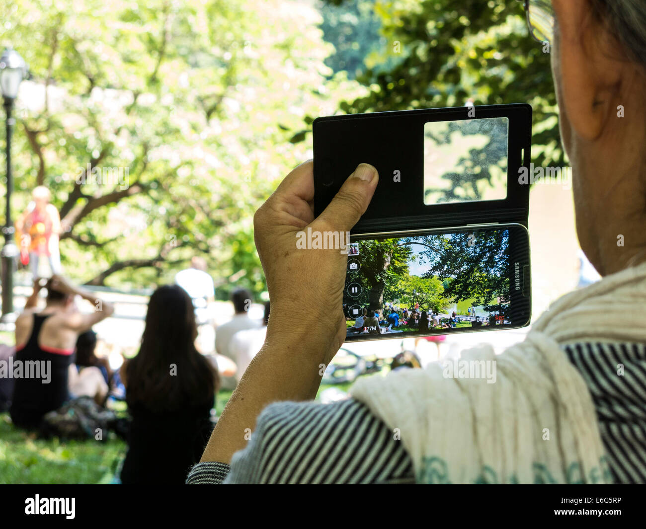 Turistica prendendo una foto nel Central Park di New York Foto Stock