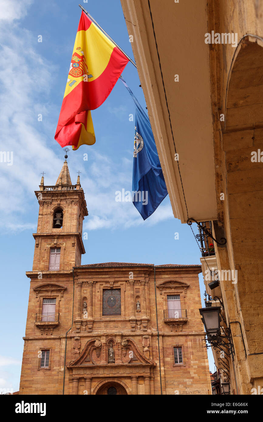 La chiesa di San Salvador a city hall square. La città di Oviedo. Asturias Provincia. Spagna. Europa Foto Stock