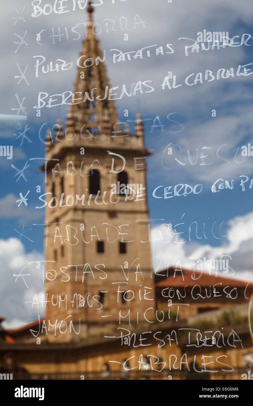 Piatti tipici e riflesso della Cattedrale San Salvador. La città di Oviedo. Asturias Provincia. Spagna. Europa Foto Stock