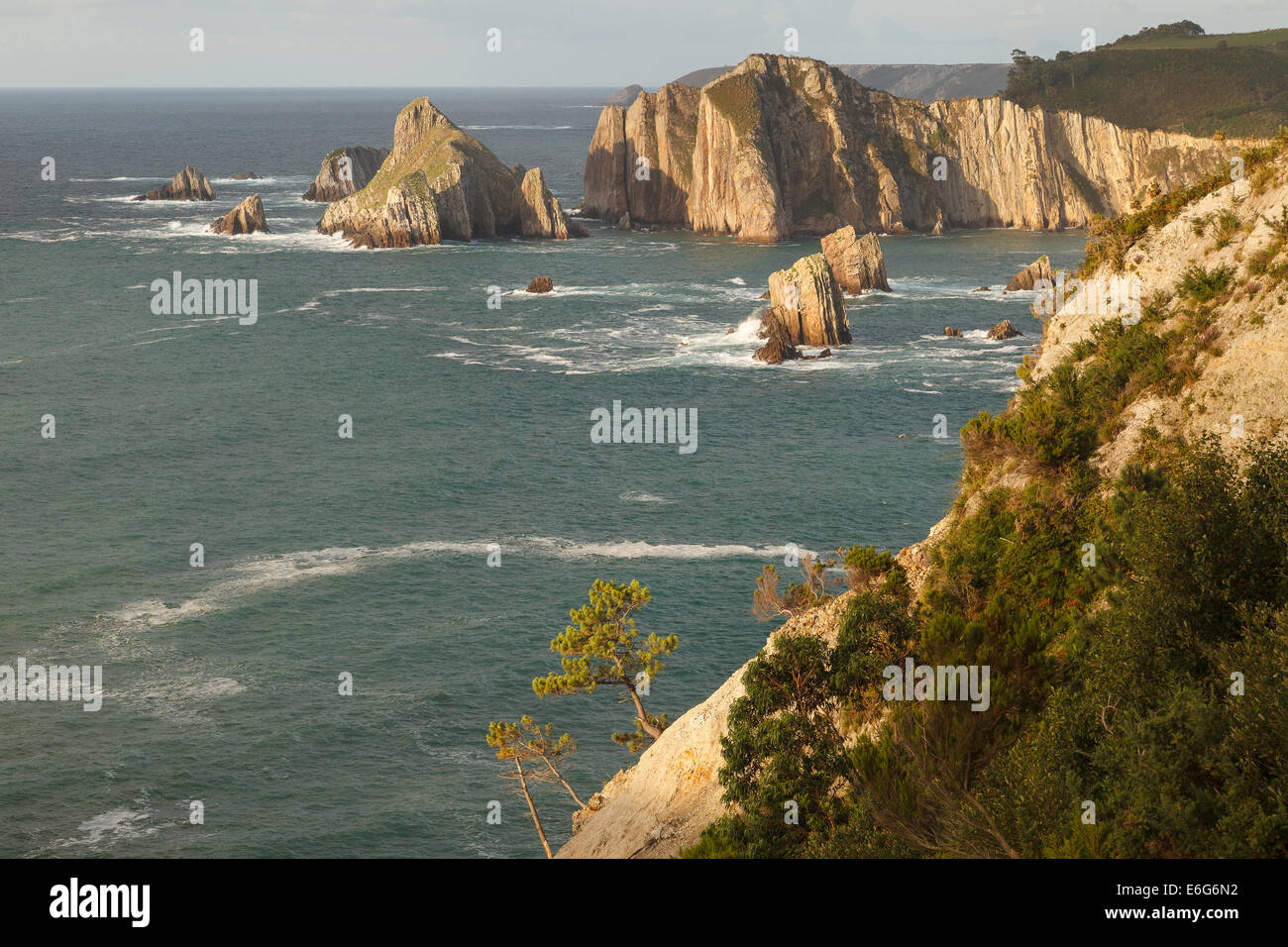 La spiaggia Gueirua. Cudillero. Mare Cantabrico. Asturias Provenza. Spagna. Europa Foto Stock