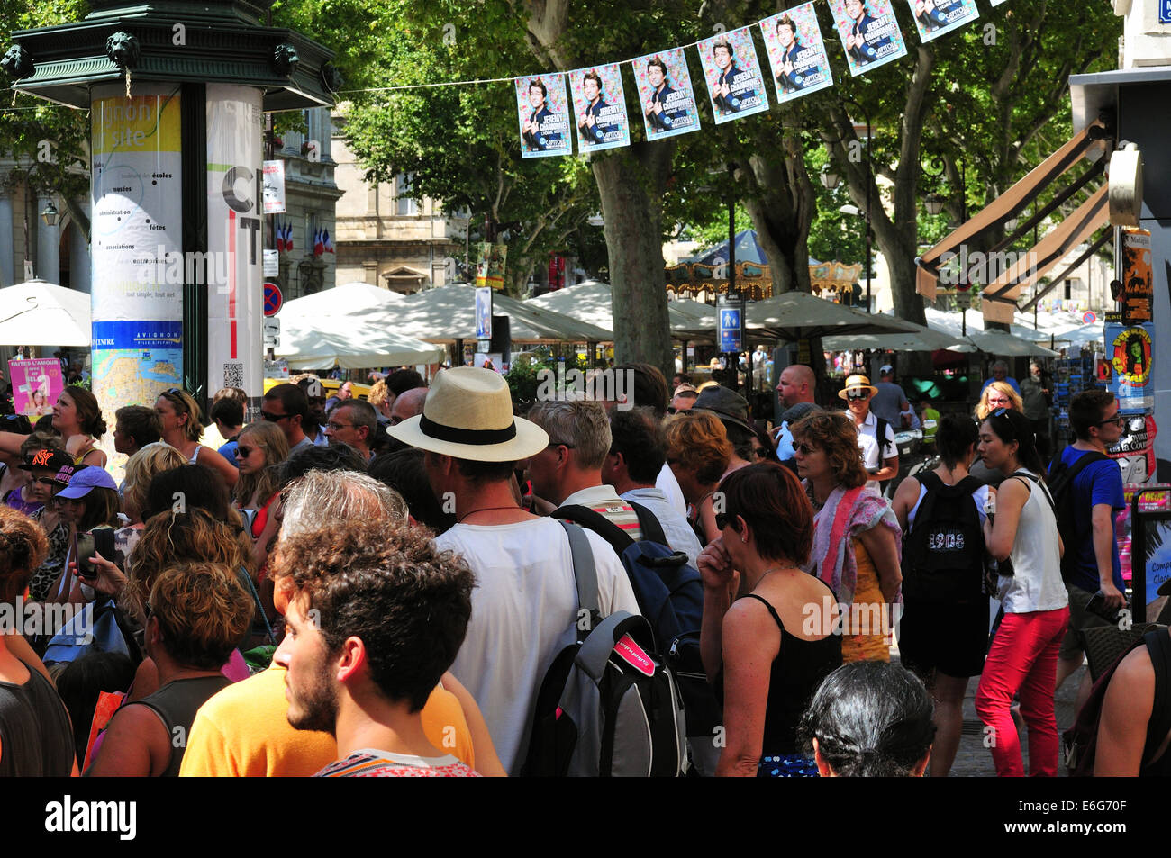 La strada affollata al festival di Avignon, Francia, Luglio 2014 Foto Stock