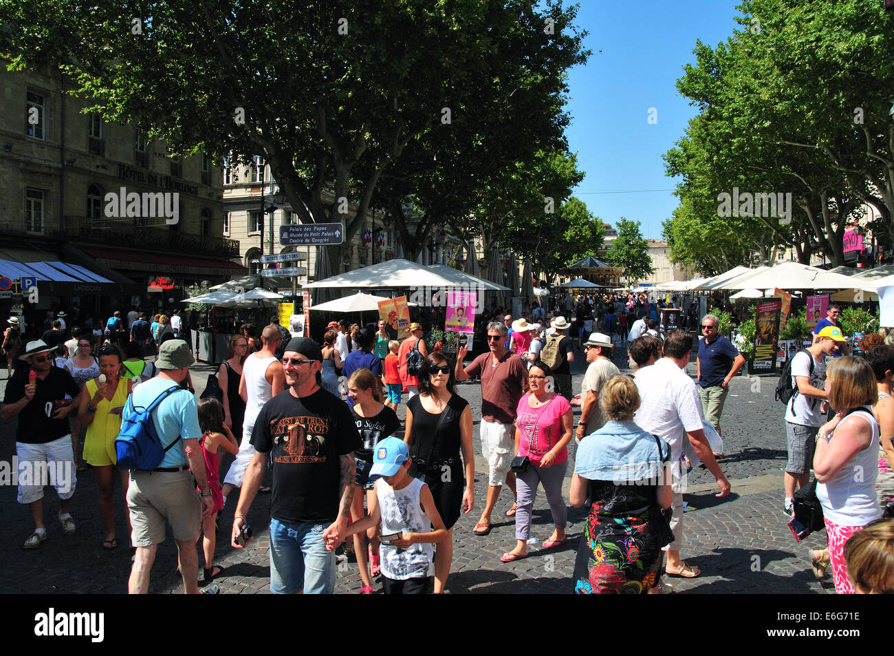 La strada affollata al festival di Avignon, Francia, Luglio 2014 Foto Stock
