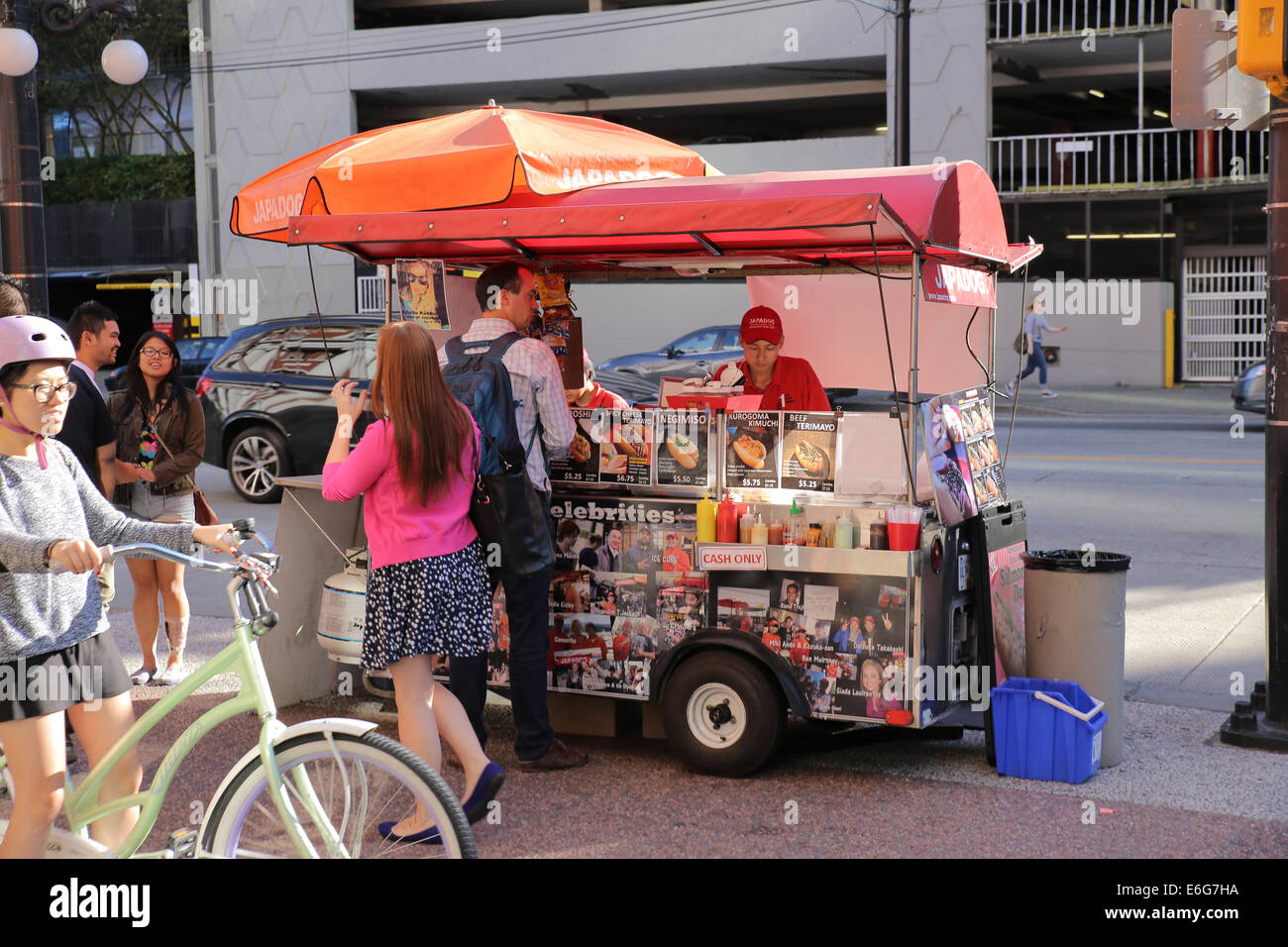 Famoso hot dog Japadog stallo giapponese street food vendor Foto Stock