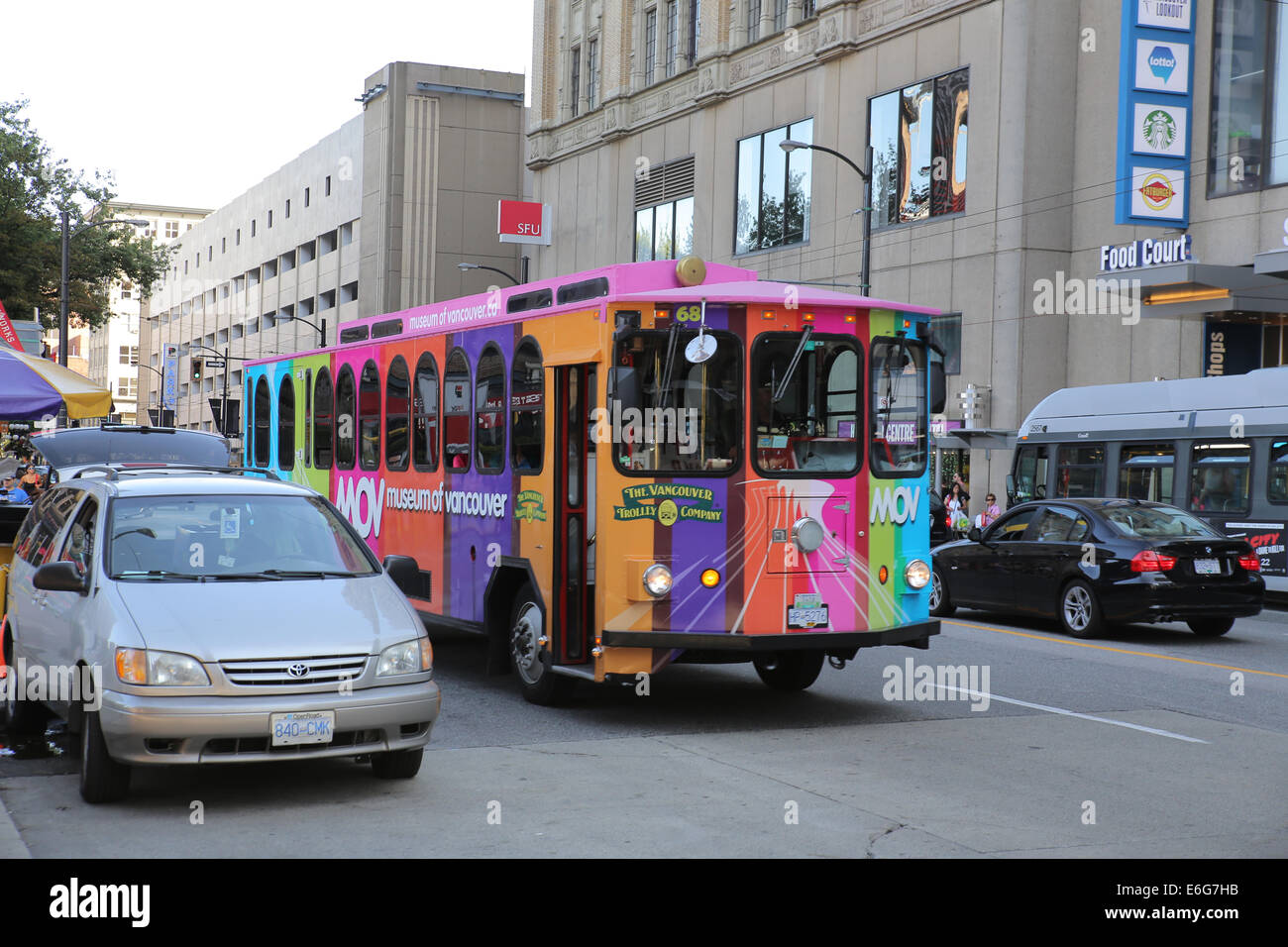 Colorato tour bus in movimento turistico street Vancouver Foto Stock