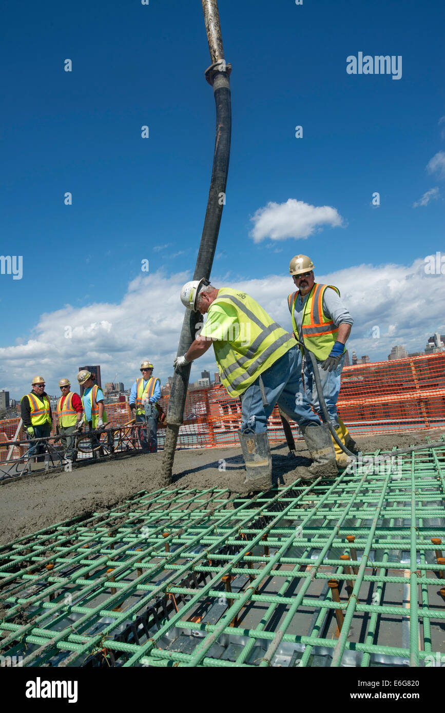 Lavoratori la colata di cemento per la nuova autostrada cavalcavia sulla I-95 porto il progetto Crossing. Foto Stock