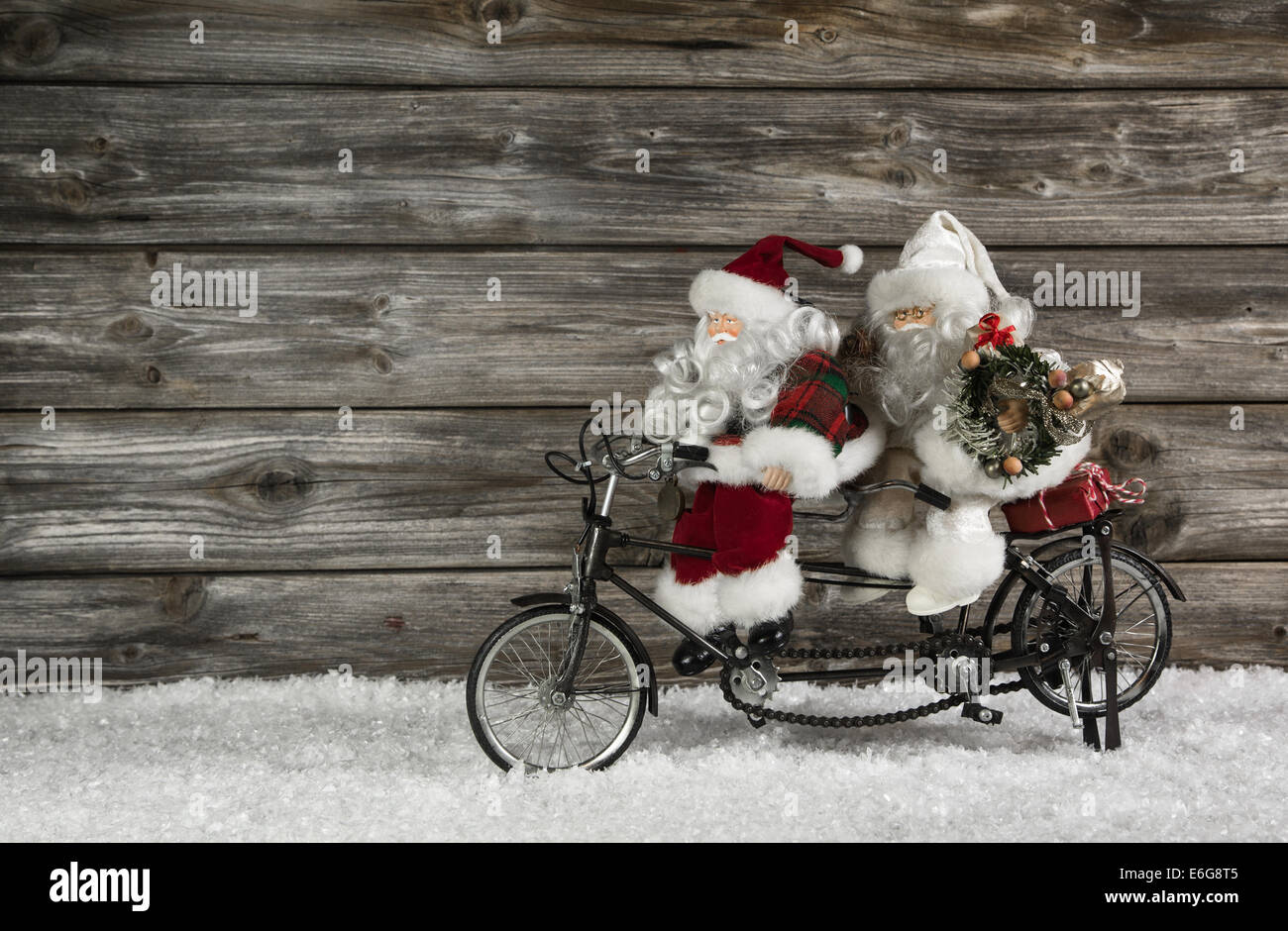 Immagini Divertenti Di Natale.Divertente Di Legno Sullo Sfondo Di Natale Con Due Babbo Natale Su Una Bicicletta Rendendo Xmas Shopping Anche Spiritoso Concetto Per Il Lavoro Di Squadra Foto Stock Alamy