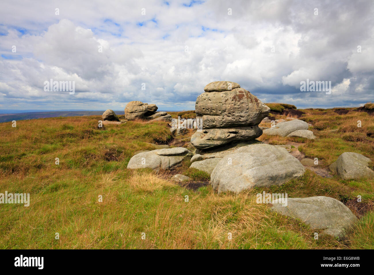 Le formazioni rocciose su Bleaklow, Pennine Way, Derbyshire, Parco Nazionale di Peak District, Inghilterra, Regno Unito. Foto Stock