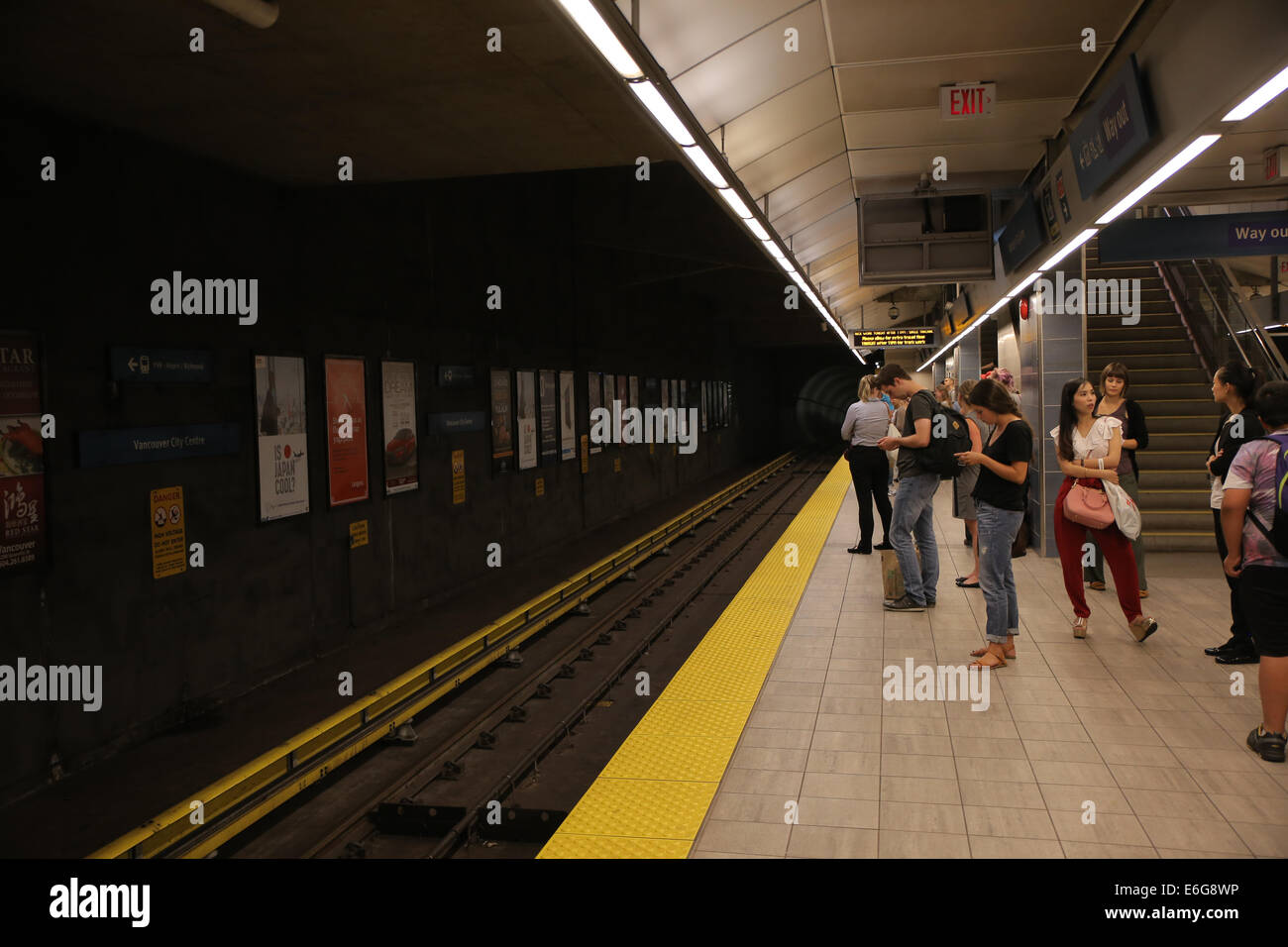 La piattaforma del treno dello skytrain di Vancouver Foto Stock