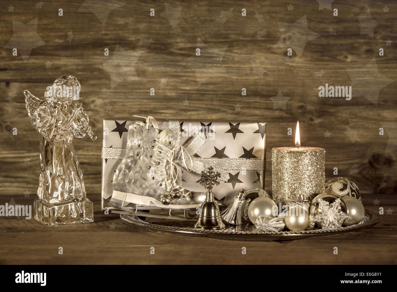 Argento e marrone decorazione di Natale con la presente, Angelo e candela su sfondo di legno. Foto Stock