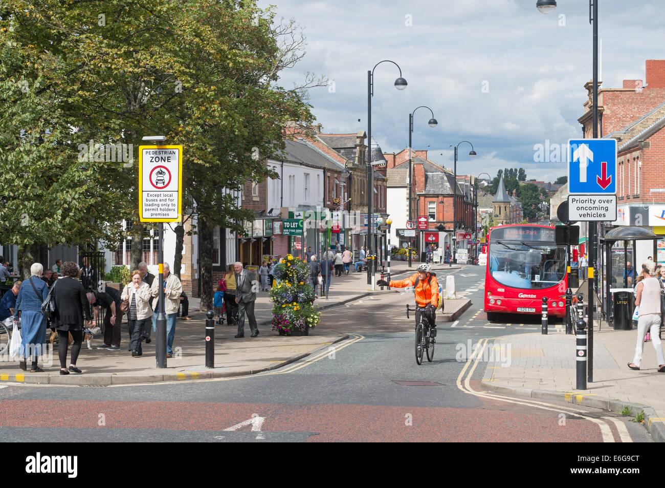 Ciclisti e pedoni Chester-le-Street Town Center Front Street, North East England, Regno Unito Foto Stock
