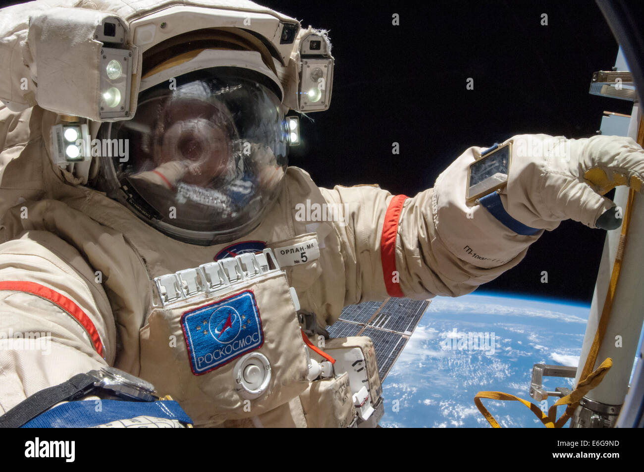 I cosmonauti russi Alexander Skvortsov con la Stazione Spaziale Internazionale Expedition 40 equipaggio funziona su installazione pacchetti di esperimento e di ispezione dei componenti sulla parte esterna del laboratorio orbitale durante un periodo di cinque ore, 11-minute spacewalk Agosto 18, 2014 in orbita intorno alla terra. Foto Stock