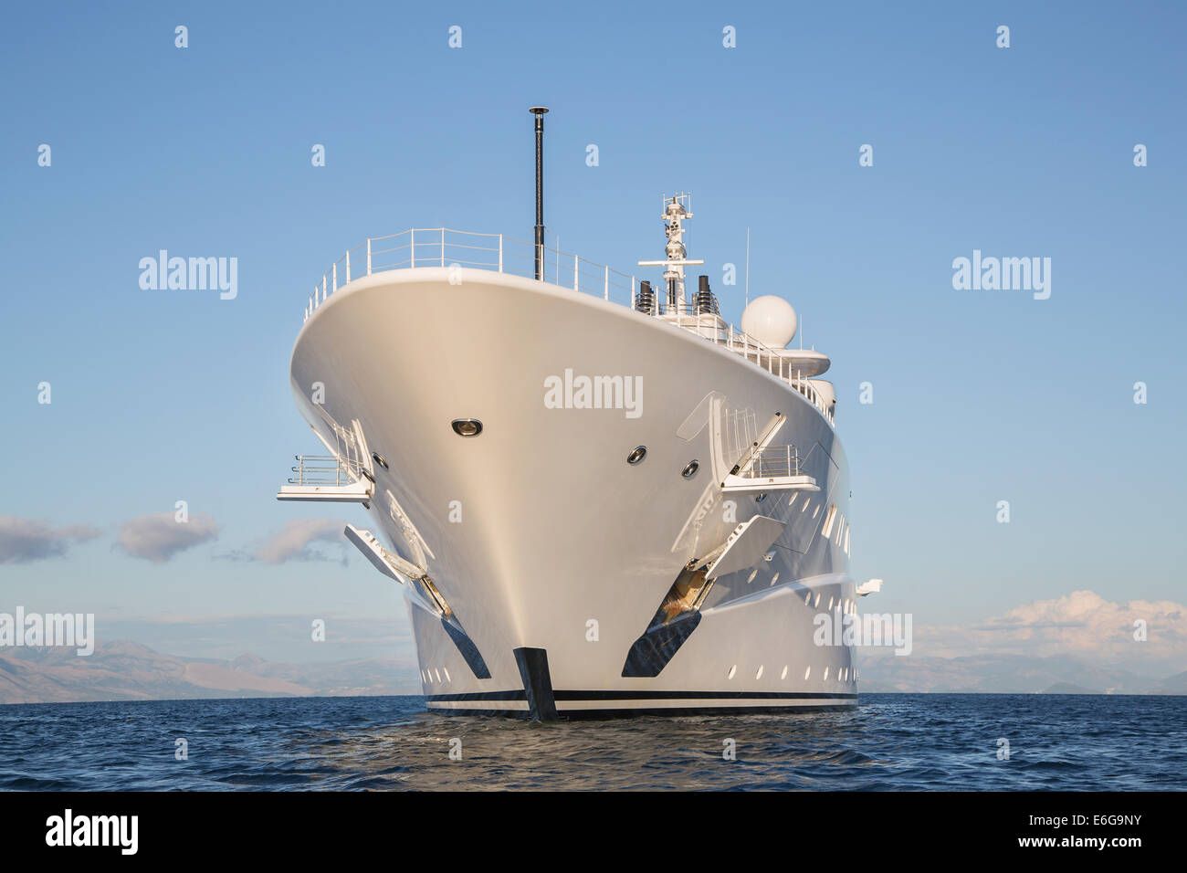 Gigantesco big e di gran lusso mega o super yacht a motore sul blu dell'oceano. Foto Stock