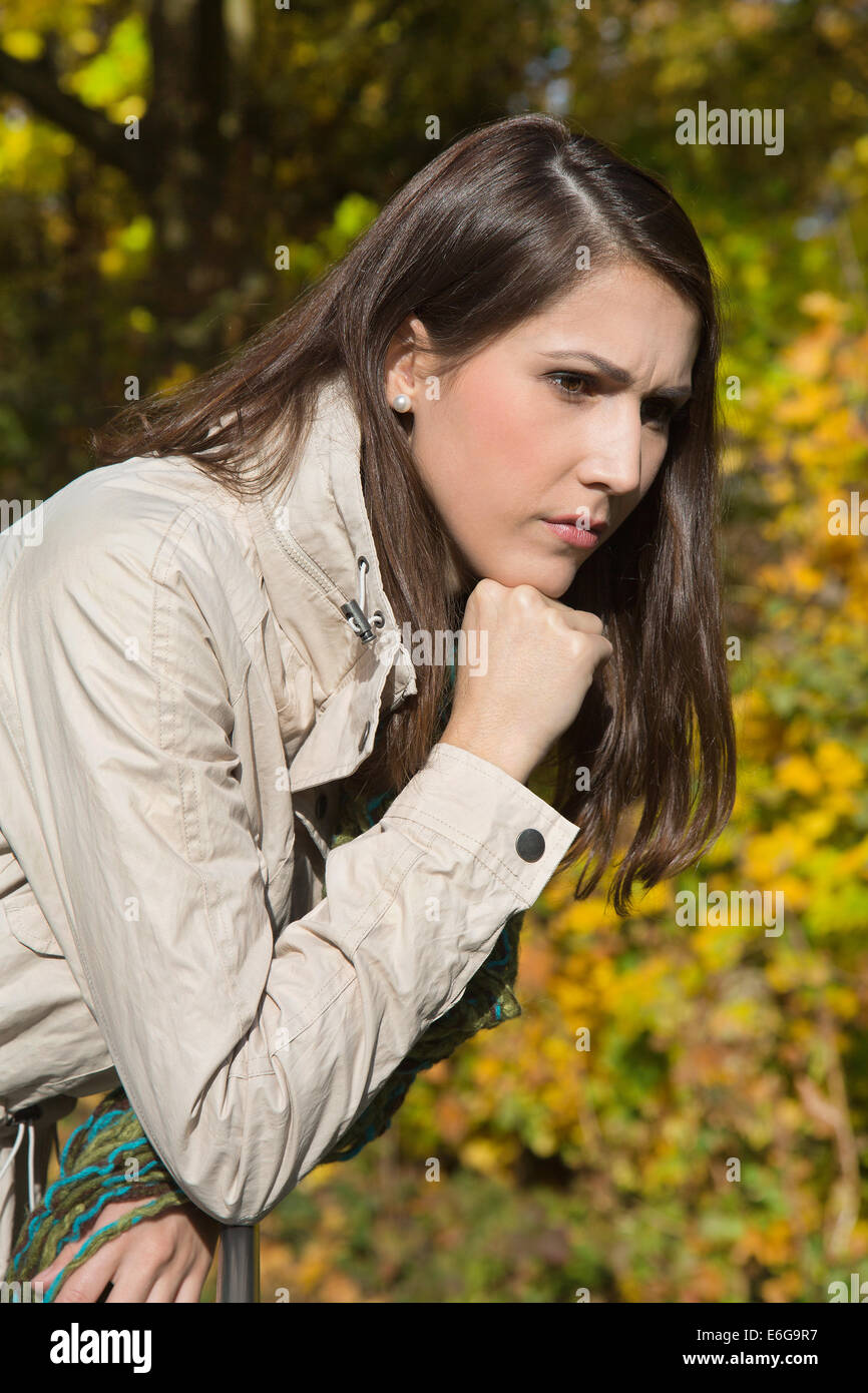 Ritratto di un triste e depresso donna con problemi in autunno. Foto Stock