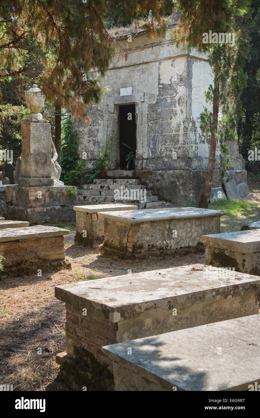 In giro per la città di Corfù: luogo interessante - antico e vecchio cimitero britannico dopo la guerra. Foto Stock