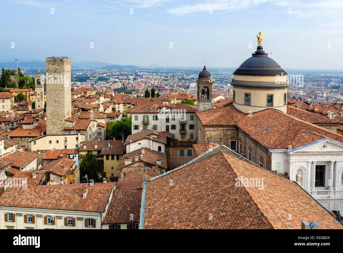 Vista dalla Torre Civica (Campanone) su Piazza Vecchia verso Bergamo Bassa con il Duomo a destra, Bergamo Alta, Lombardia, Italia Foto Stock