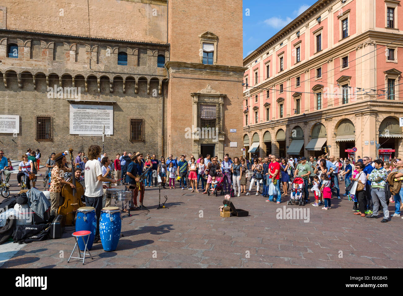 Musicisti di strada in Piazza del Nettuno, Bologna, Emilia Romagna, Italia Foto Stock