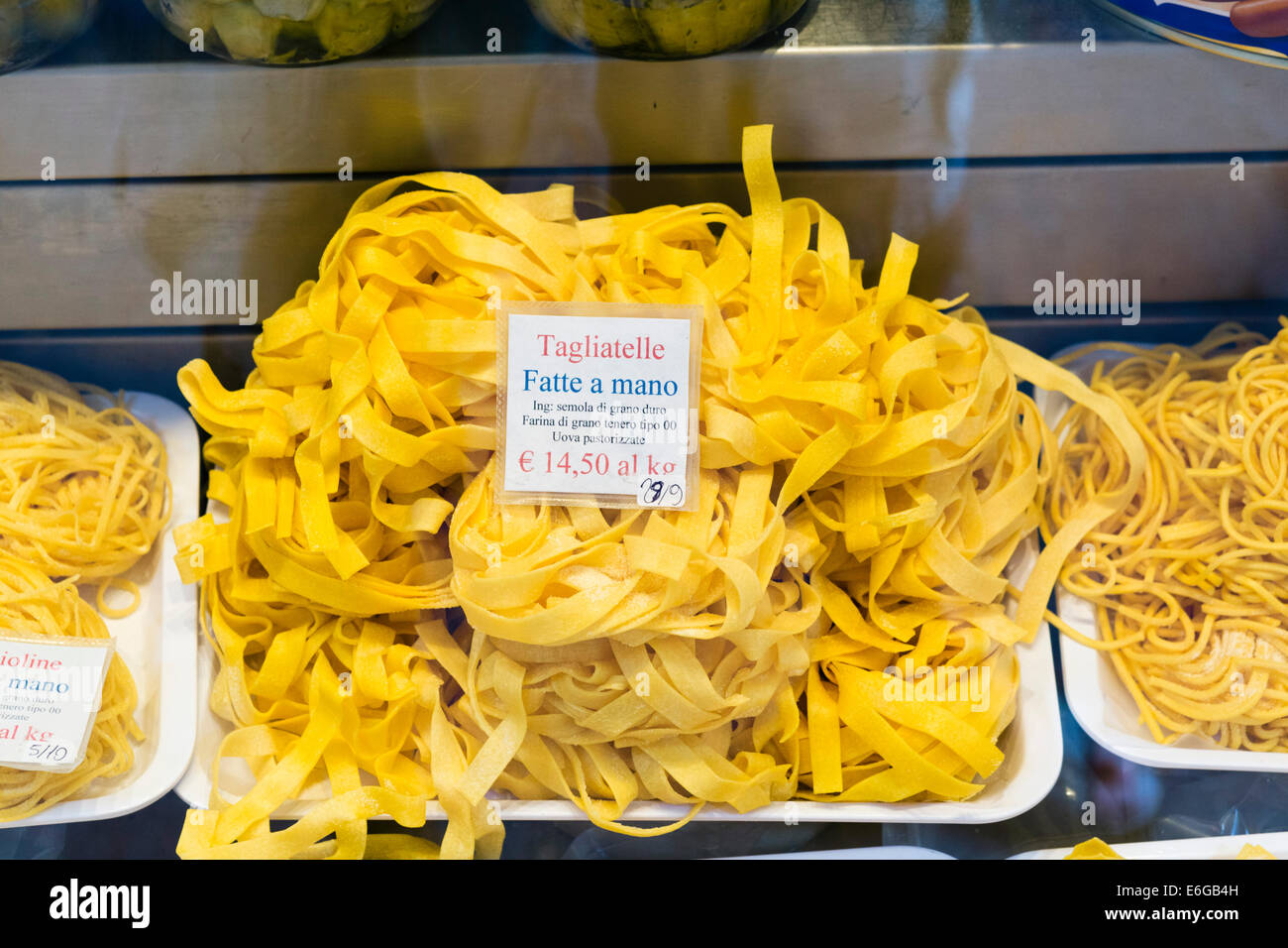 Freschi di pasta fatta a mano in un negozio nel Quadrilatero storico quartiere del mercato, Bologna, Emilia Romagna, Italia Foto Stock