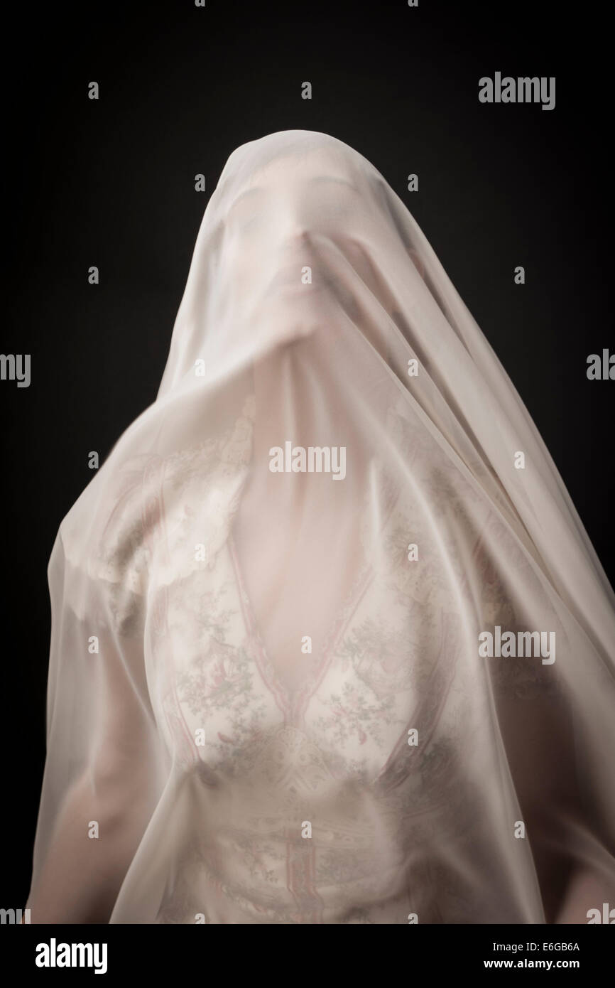 Malinconica donna con velo bianco Foto stock - Alamy