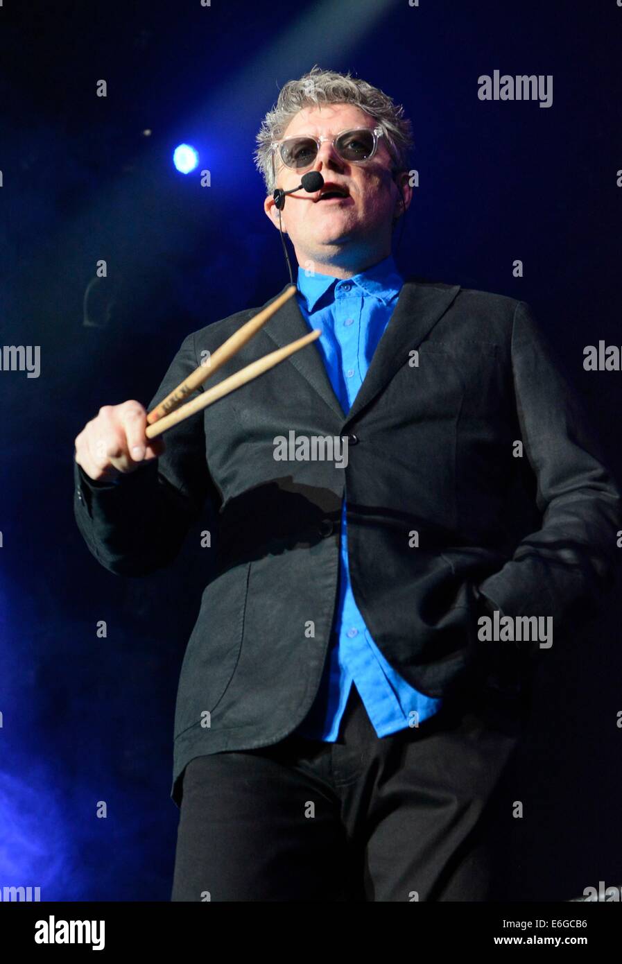 New York, NY, STATI UNITI D'AMERICA. 21 Ago, 2014. Tom Bailey di Thompson Twins sul palco per retrò Futura Tour Kick Off concerto, Best Buy Theatre di New York, NY Agosto 21, 2014. Credito: Derek Storm/Everett raccolta/Alamy Live News Foto Stock