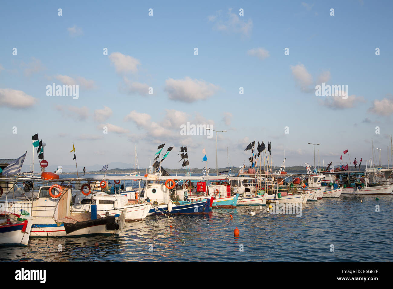Visite turistiche in Grecia: tradizionali barche da pesca sulle isole greche in un porto. Foto Stock