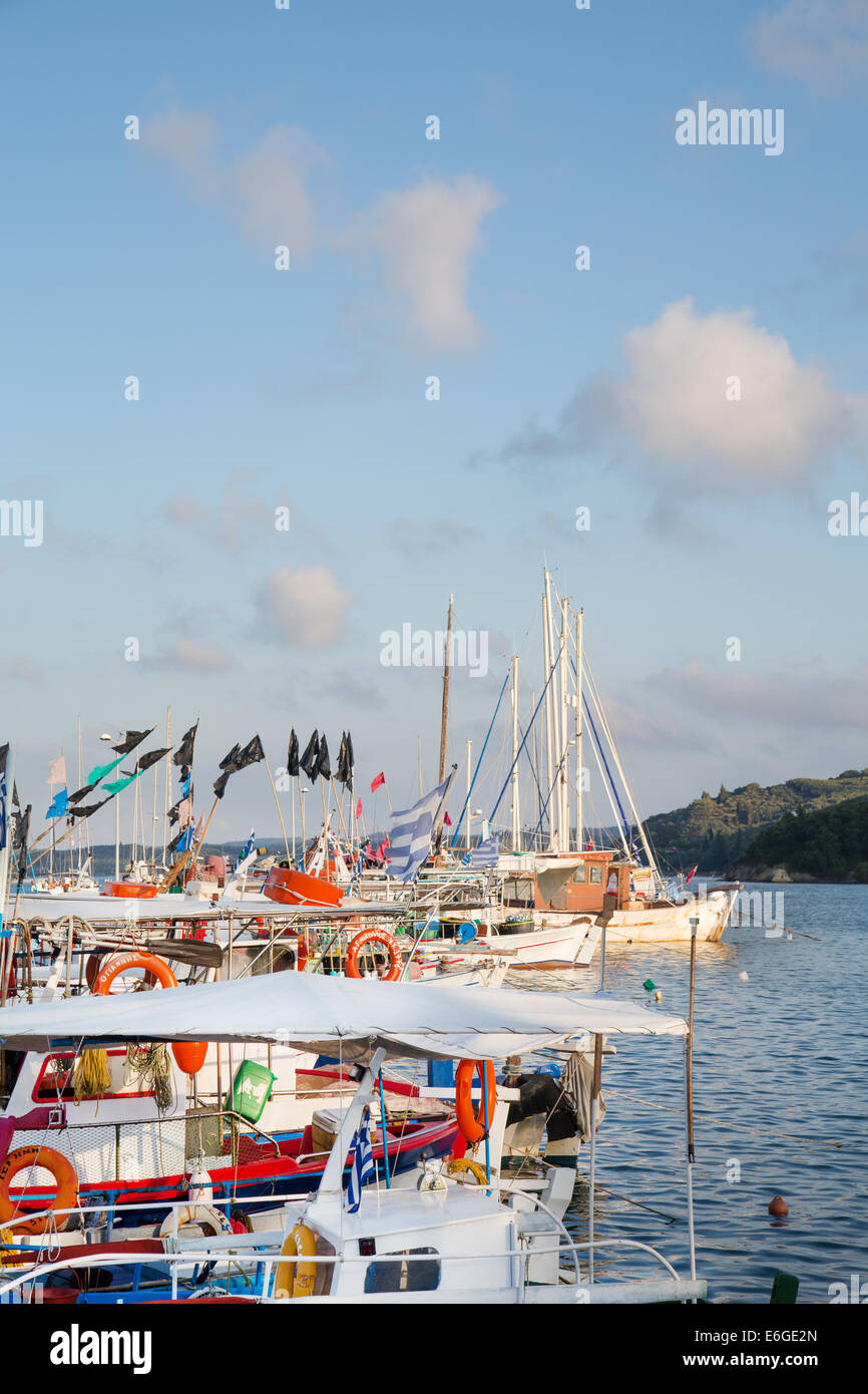 Visite turistiche in Grecia: tradizionali barche da pesca sulle isole greche in un porto. Foto Stock