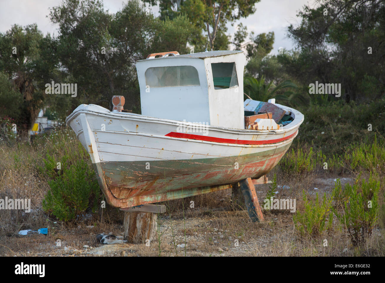Difetto di vecchie navi da pesca in Grecia nel cestino dei rifiuti. Foto Stock
