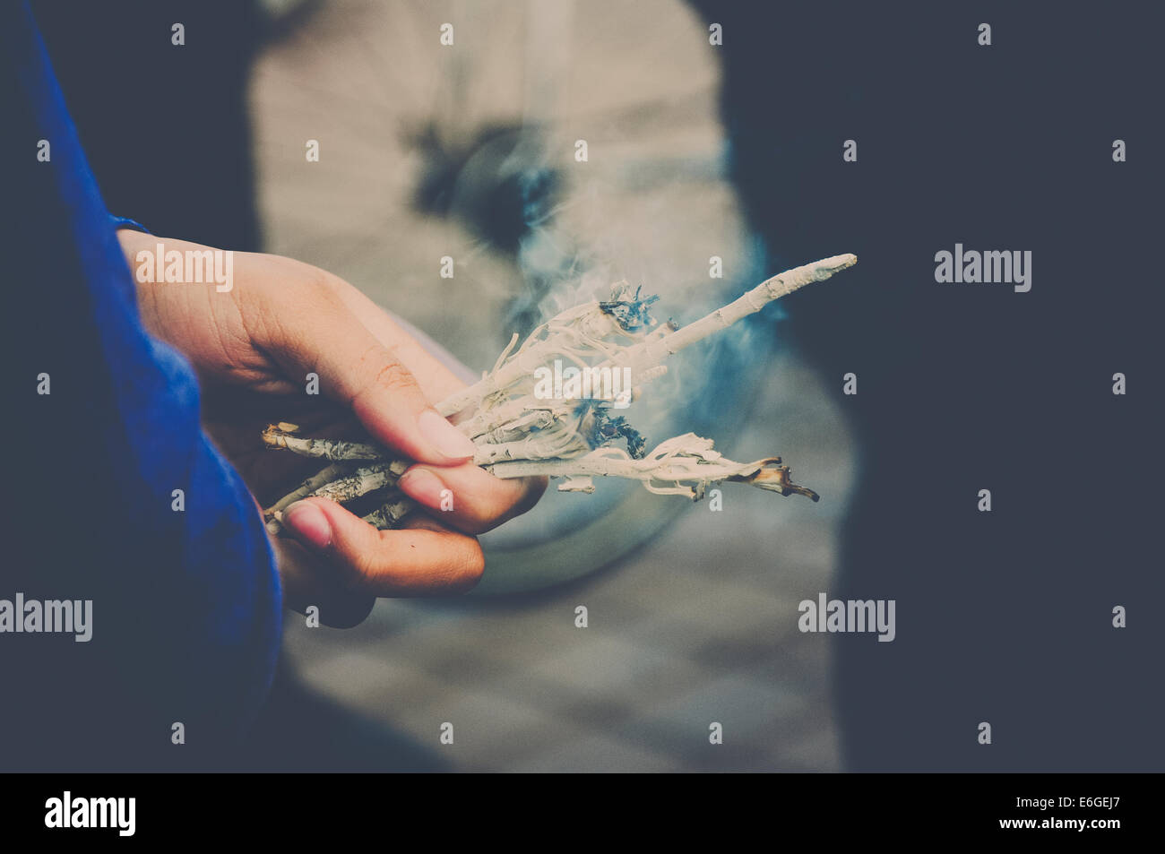 Una fotografia di salvia e bruciato da un attivista la protesta della polizia di Oakland dopo l assassinio di Michael Brown in Ferguson. Foto Stock