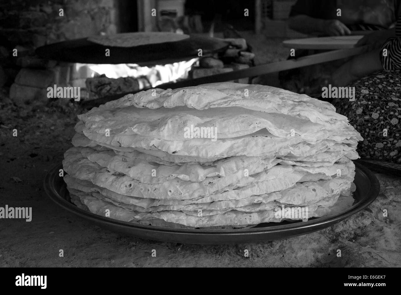 In stile rustico tradizionale flatbread cotta su un fuoco aperto. La Turchia. In bianco e nero Foto Stock