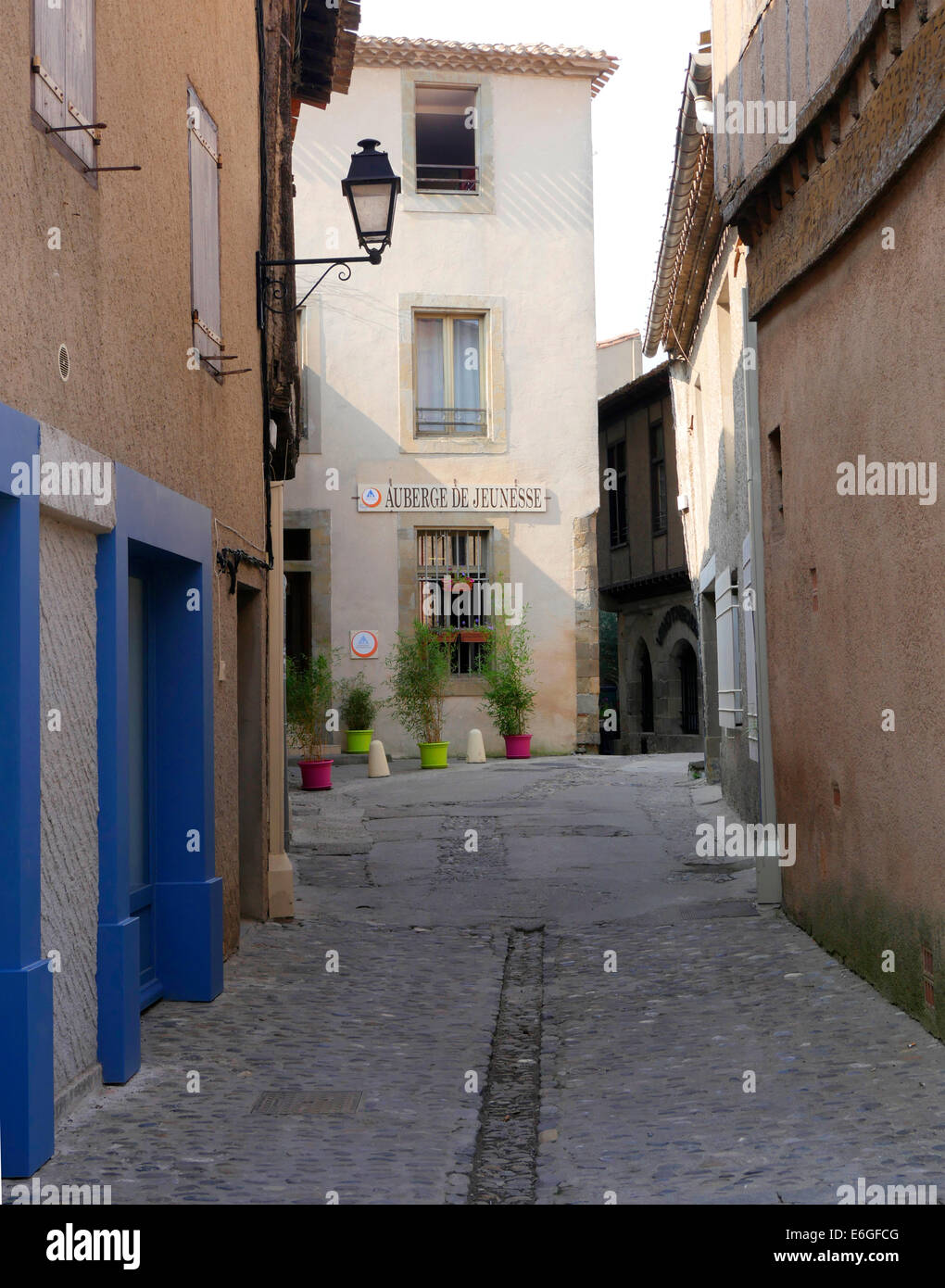 In acciottolato back street nella città fortificata di Carcassonne Foto Stock