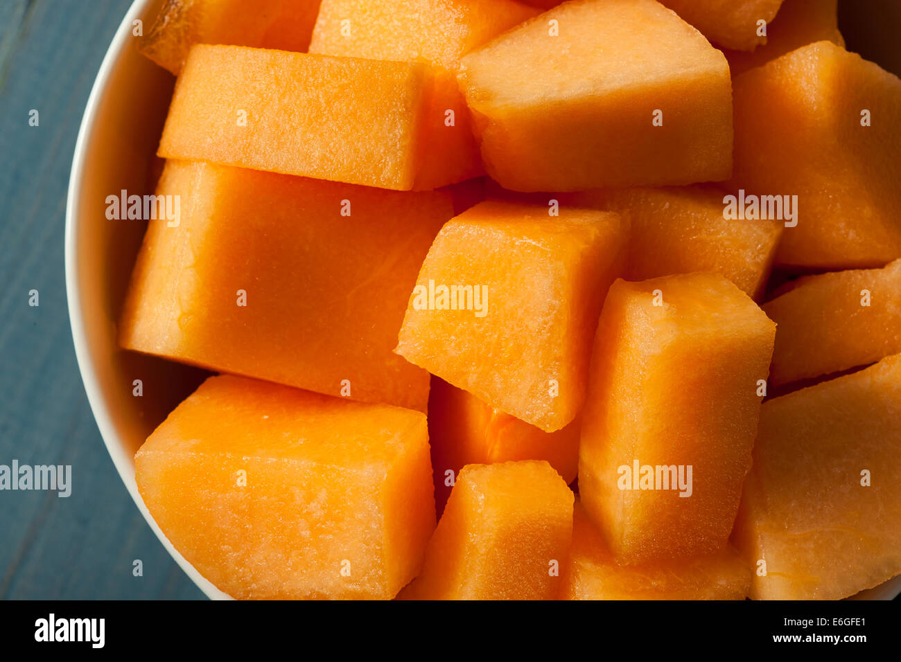 Salute arancione organico Melone tutto tagliato fino Foto Stock